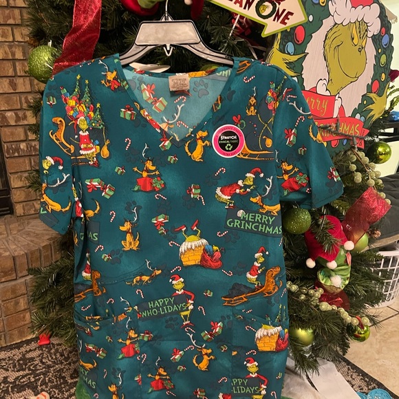 The grinch scrub top medium - Picture 9 of 9